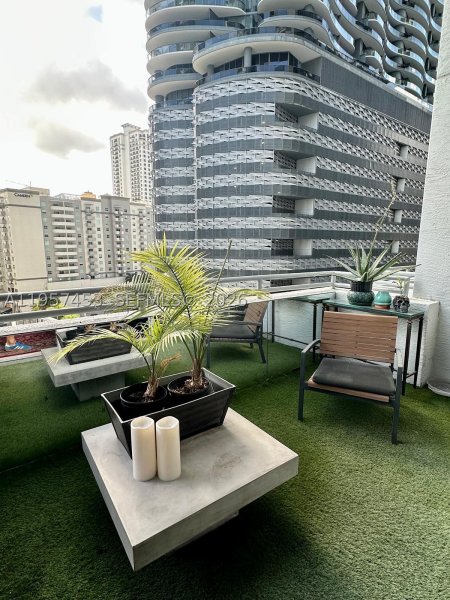 Apartment for rent at Avenue on Brickell 1050 Tower 818
