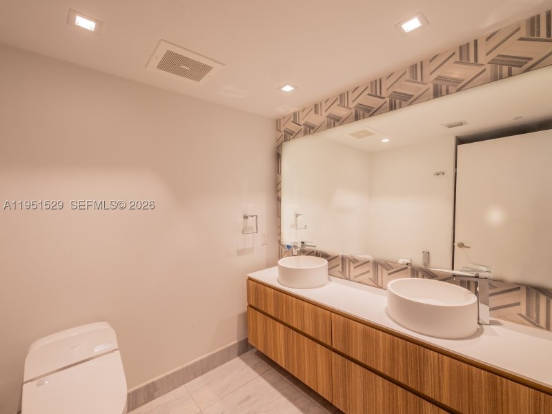 Condo for sale at Icon Brickell Tower I 2304
