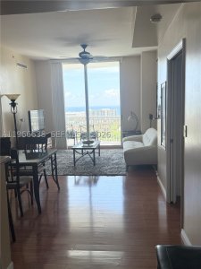 Aluguel de apartamento no Duo Condo 2505E