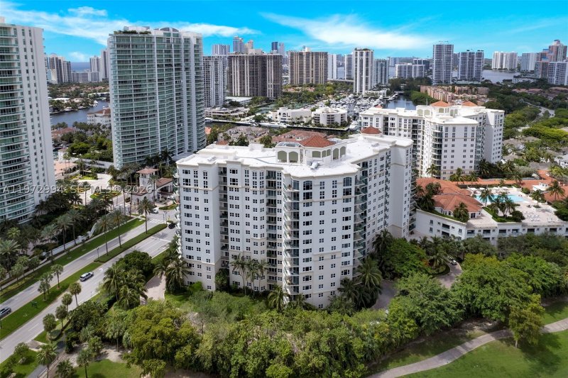 Apartment for rent at Turnberry Village PH06
