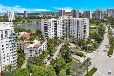 Aluguel de apartamento no Turnberry Village PH06