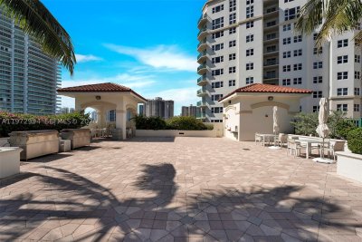 Aluguel de apartamento no Turnberry Village PH06