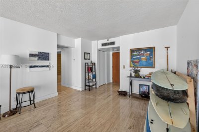 Comprar apartamento no Turnberry Towers 17C