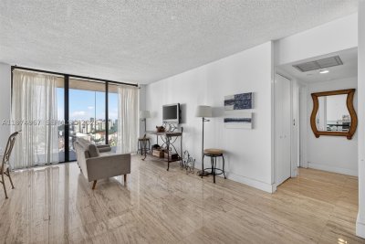 Comprar apartamento no Turnberry Towers 17C