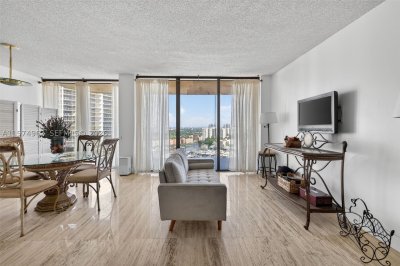 Comprar apartamento no Turnberry Towers 17C