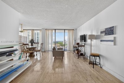 Comprar apartamento no Turnberry Towers 17C