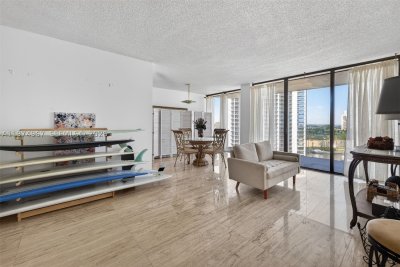 Comprar apartamento no Turnberry Towers 17C