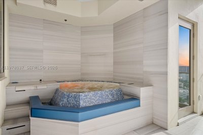 Comprar apartamento no The Estates at Acqualina 1506