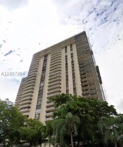 Aluguel de apartamento no Turnberry Towers 16L