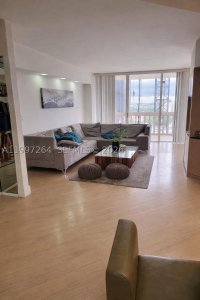 Aluguel de apartamento no Turnberry Towers 16L