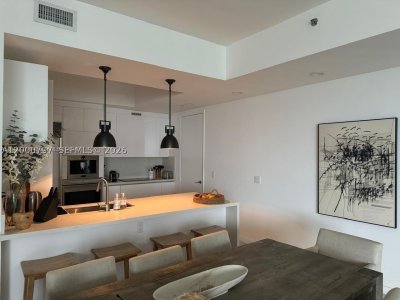 Aluguel de apartamento no Trump Tower Three 803