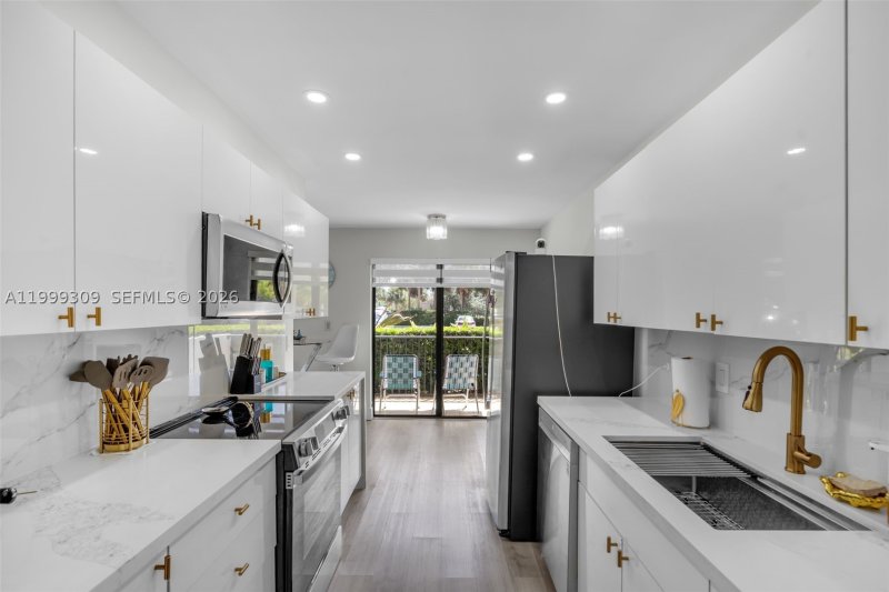 Condo for sale at The Summit 110S