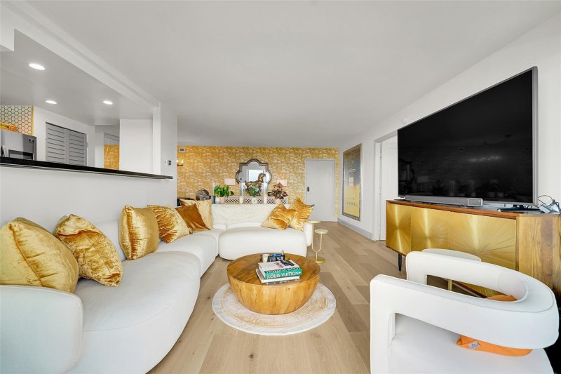 Apartment for rent at Vantage View 1004