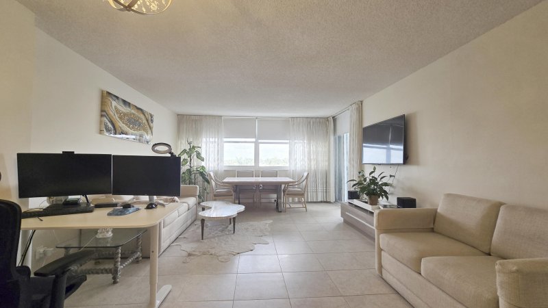 Condo for sale at Trafalgar Towers 505