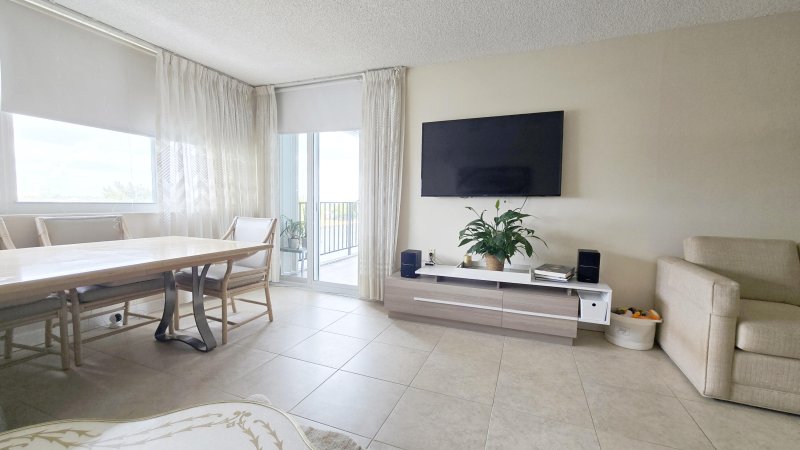 Condo for sale at Trafalgar Towers 505