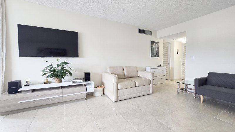 Condo for sale at Trafalgar Towers 505