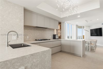 Comprar apartamento no Acqualina Resort & Spa 3906