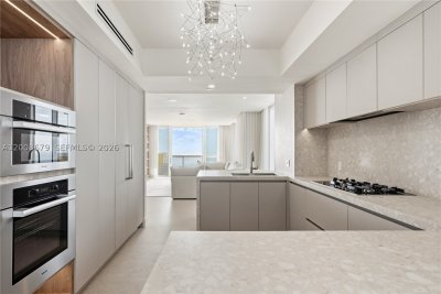Comprar apartamento no Acqualina Resort & Spa 3906