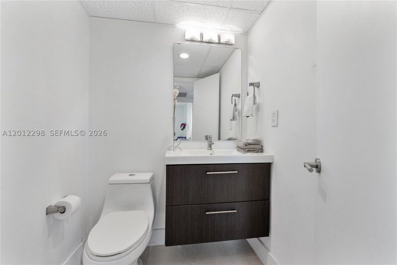 Apartment for rent at Gables Waterway Towers PH 18