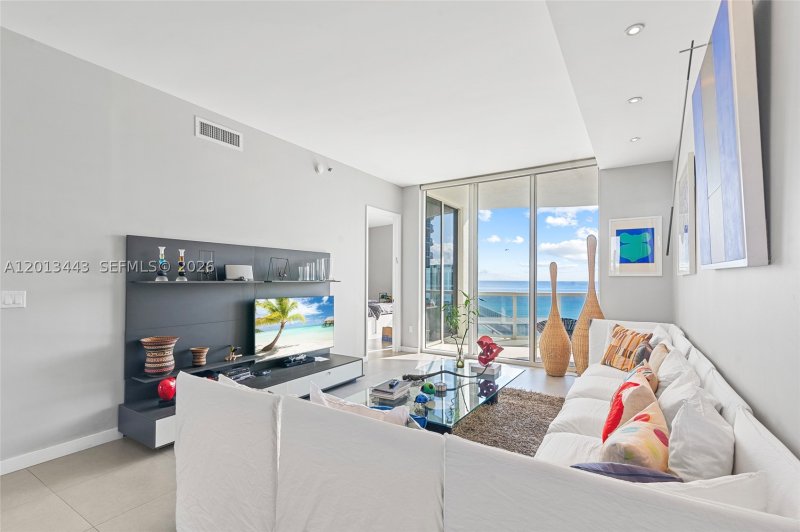Condo for sale at Trump Tower One 506