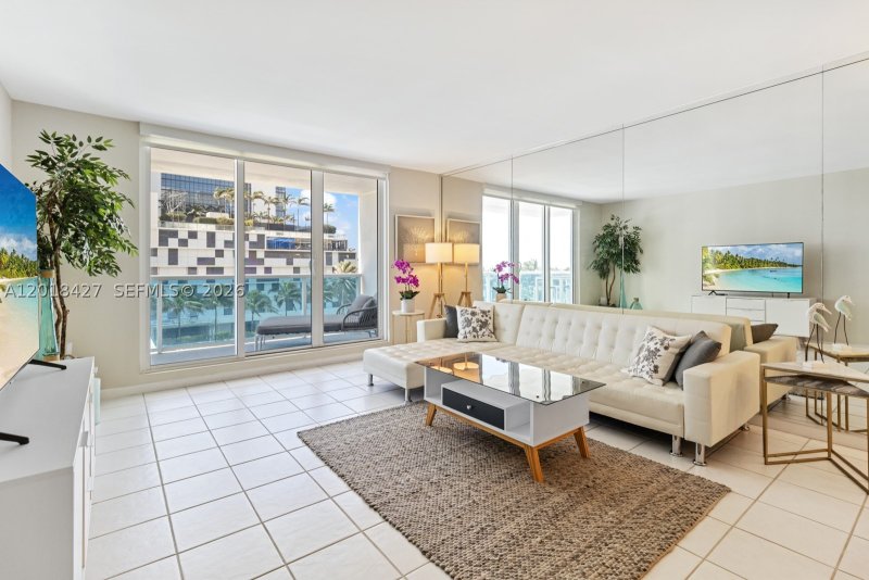 Condo for sale at Roney Palace 404