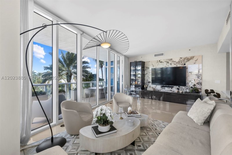 Condo for sale at Continuum I South 509
