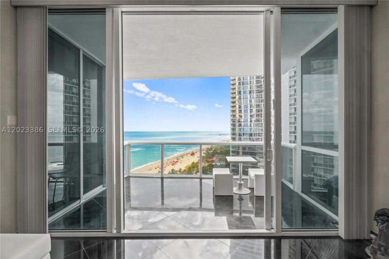Comprar apartamento no Trump Palace 1502