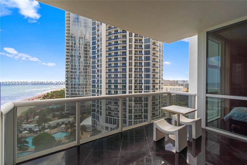 Comprar apartamento no Trump Palace 1502