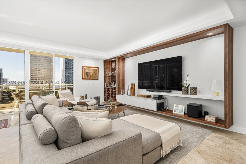 Carbonell Apt #2206