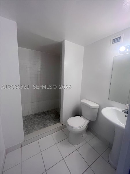 Apartment for rent at Four Ambassadors 364