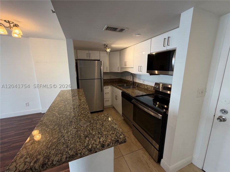 Apartment for rent at Isola Brickell Key 707