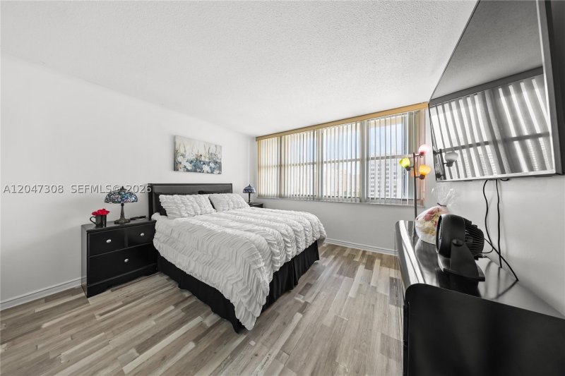 Condo for sale at Imperial Towers 914