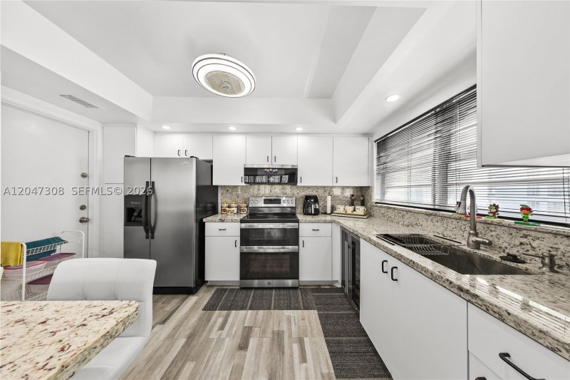 Condo for sale at Imperial Towers 914