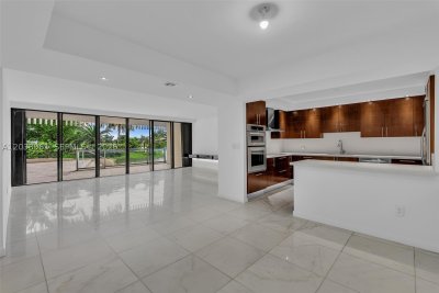 Comprar apartamento no Grove Isles Tower II B205