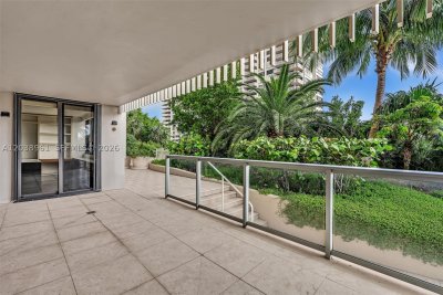 Comprar apartamento no Grove Isles Tower II B205