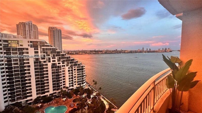 Apartment for rent at Isola Brickell Key 2107