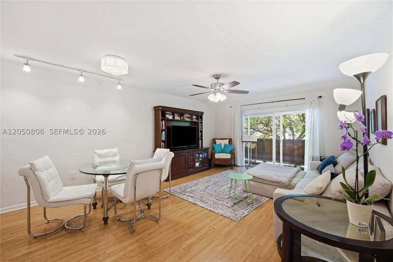 Condo for sale at Villa Capri 403