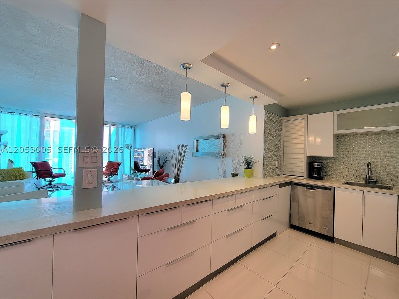 Condo for sale at Alexander Towers 1011