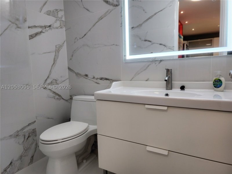Condo for sale at Alexander Towers 1011