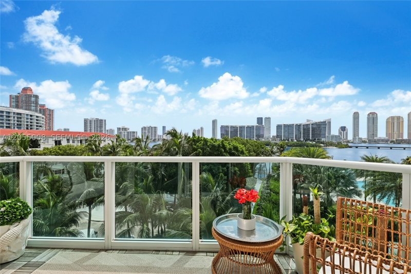 Comprar apartamento no Peninsula II 502