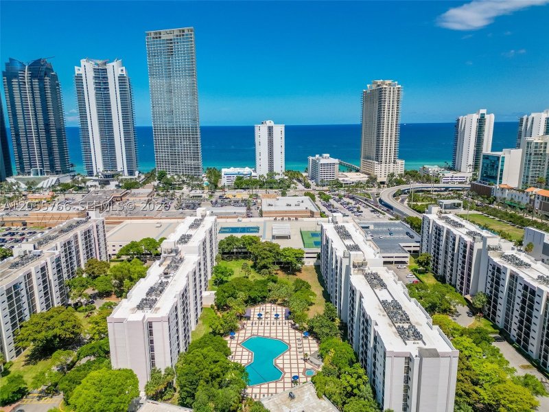 Apartment for rent at Plaza of the Americas 821