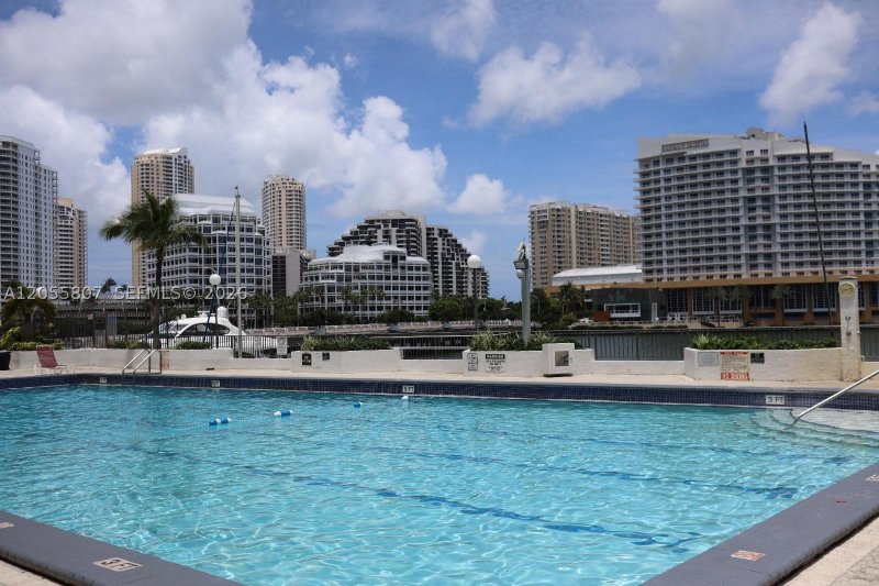 Apartment for rent at Four Ambassadors 1022