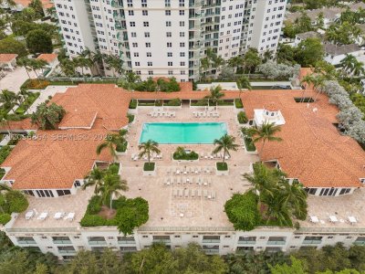 Comprar apartamento en Turnberry Village 416