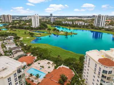 Comprar apartamento en Turnberry Village 416
