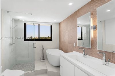 Comprar apartamento no 1000 Venetian Way 301/303