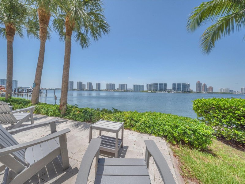 Condo for sale at Marina Bay Club 707