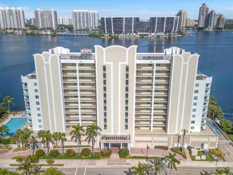 Condo for sale at Marina Bay Club 707