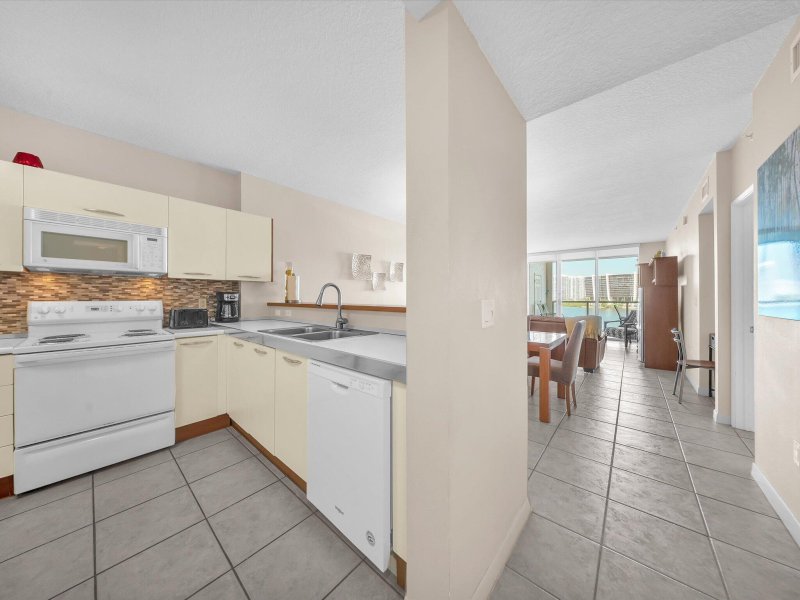 Condo for sale at Marina Bay Club 707