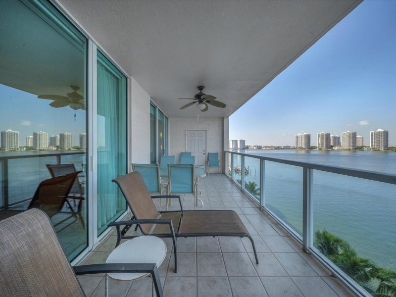 Condo for sale at Marina Bay Club 707