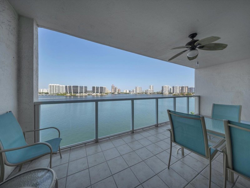 Condo for sale at Marina Bay Club 707